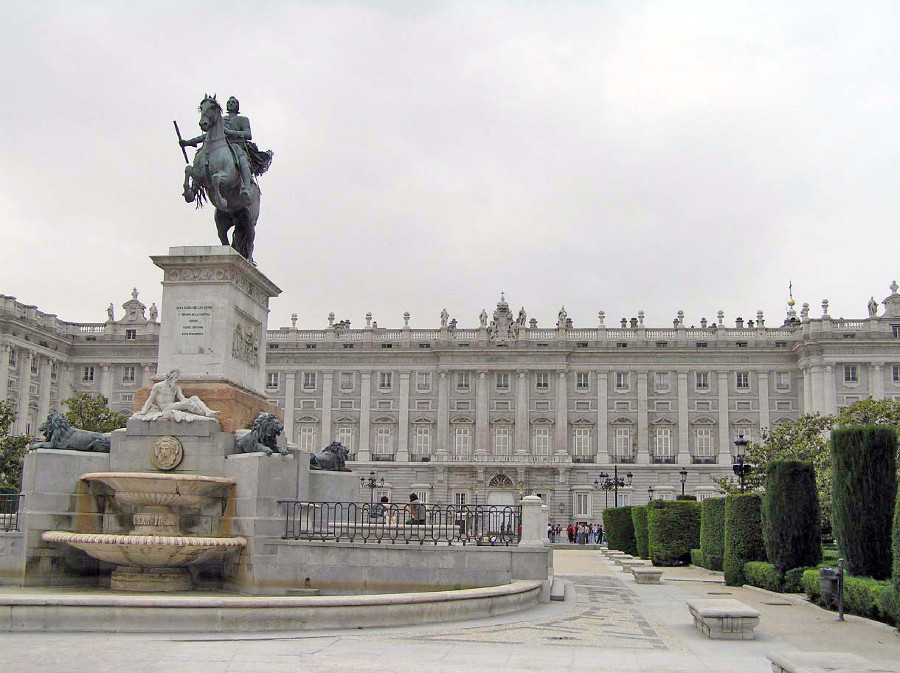 Estatua del caballo en la Plaza de Oriente, Madrid